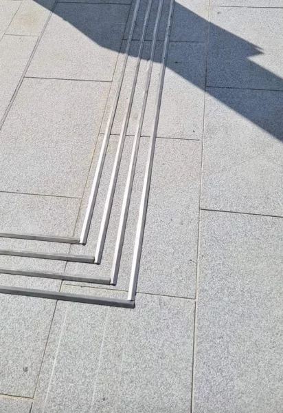 Accessibilité des Espaces Publics : Pourquoi Opter pour le Marquage Podotactile en Inox ?